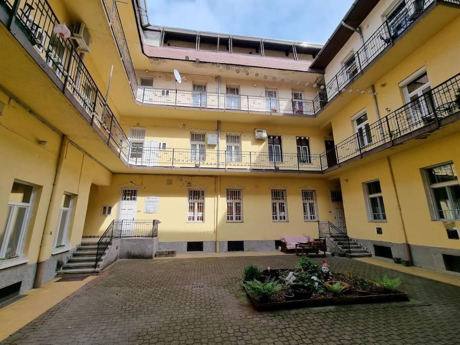 Vintage Apartman In City Center Miskolc Eksteriør billede